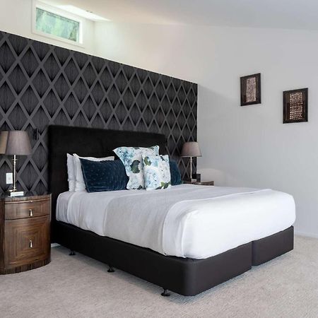 Papillon, A Relax It'S Done Luxury Holiday Home ควีนส์ทาวน์ ภายนอก รูปภาพ