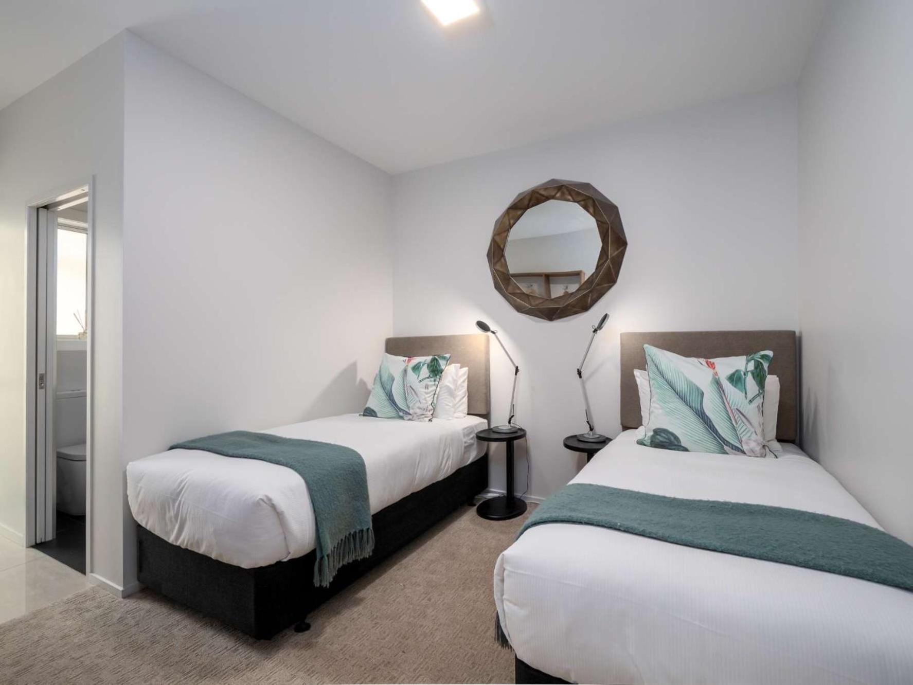 Papillon, A Relax It'S Done Luxury Holiday Home ควีนส์ทาวน์ ภายนอก รูปภาพ