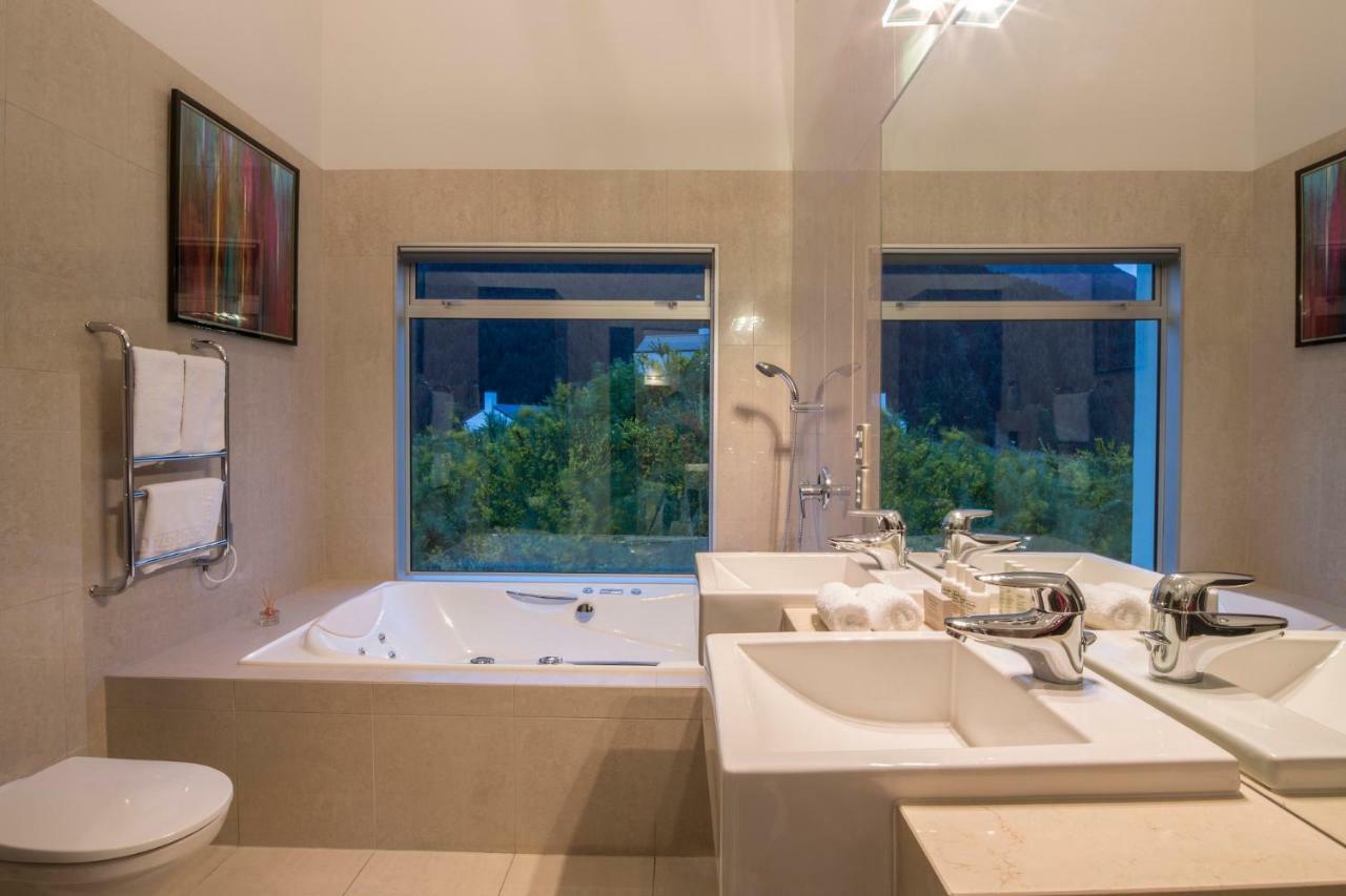 Papillon, A Relax It'S Done Luxury Holiday Home ควีนส์ทาวน์ ภายนอก รูปภาพ